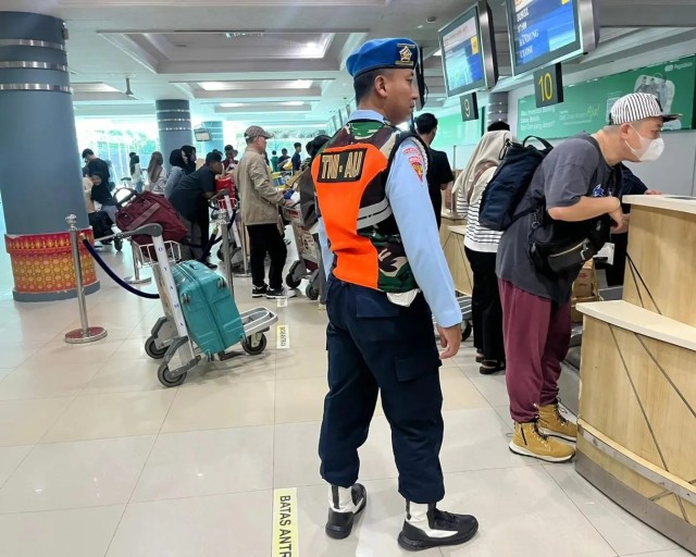 Airmen Lanud Smh Bantu Penumpang Yang Pesawatnya Overating Hour Dan