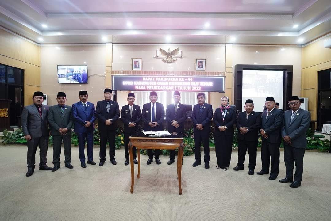 Bupati dan Ketua DPRD Kabupaten OKU Timur serta Ketua Fraksi berfoto bersama usai penandatanganan Raperda APBD-P Pemkab OKU Timur TA 2023